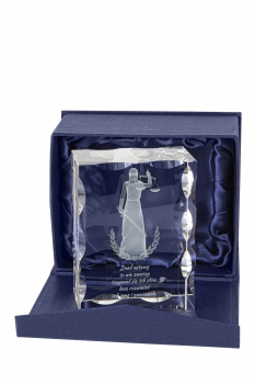 Kryształ z grawerunkiem temidy wewnątrz szkła